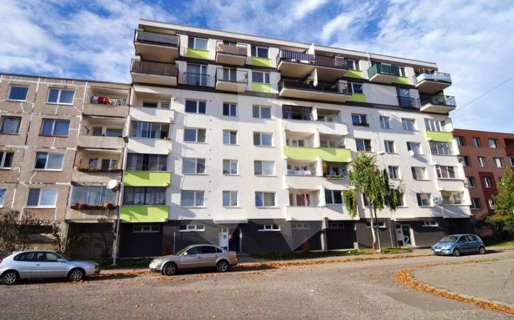 PREDANÉ - LATORICKÁ, 4-i byt, 83 m2 - ZATEPLENÁ, komplet zrekonštruovaná bytovka, NOVÉ STÚPAČKY, VODA A ELEKTRINA, najideálnejšia poloha