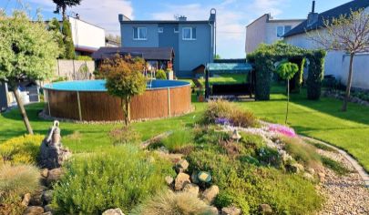 Malé Leváre - Útulný rodinný dom s peknou, udržiavanou záhradou*bazén*pivnica*garáž*vonkajší krb s altánkom