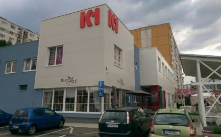 NA PRENÁJOM KANCELÁRIE  S VÝMEROU 50 m2  V OBJEKTE K1 V SÁSOVEJ