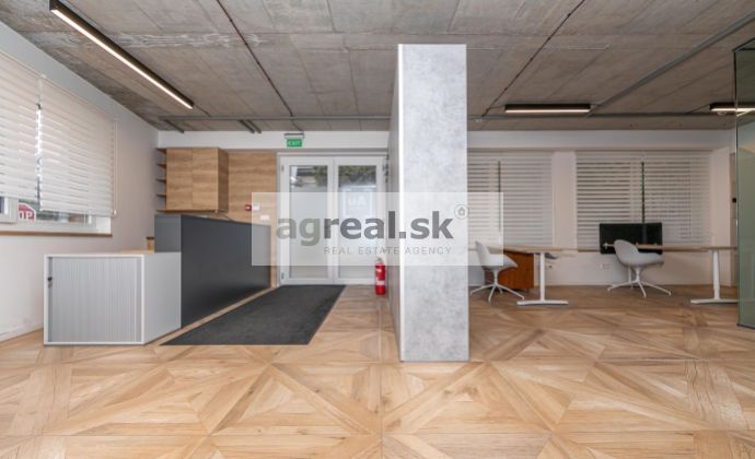 Štýlové obchodné priestory 97,87 m² v novostavbe Skalná ulica, parking
