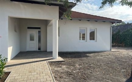 Ponúkame na predaj 3 izbový rodinný dom - bungalov s garážou v obci Veľké Blahovo.