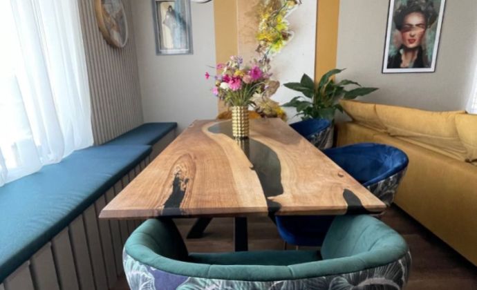 Veľký 3 izbový kompletne zariadený byt s terasou, balkónom, garážou a 2 parkovacími miestami
