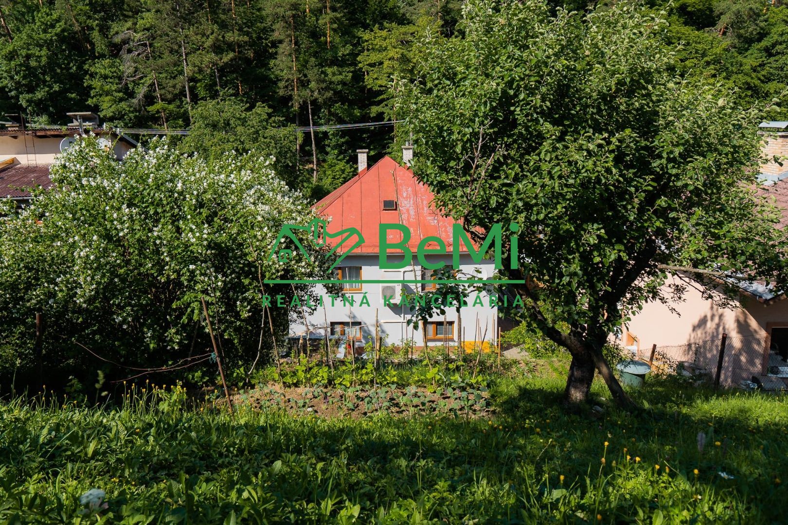 Rodinný dom s veľkým pozemkom v blízkosti centra-Banská Bystrica ID-234-12-BB