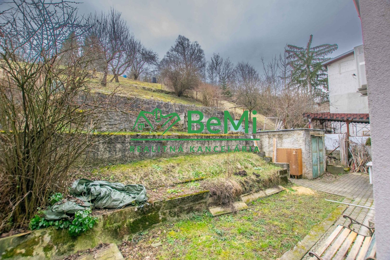 Rodinný dom s veľkým pozemkom v blízkosti centra-Banská Bystrica ID-234-12-BB