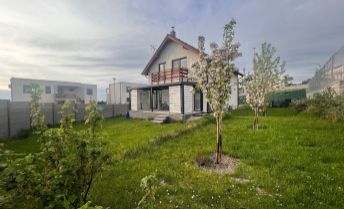 Predaj, novostavba- 4. izb. rodinný dom (ÚP 105 m2 + terasa s pergolou 19 m2, 490 m2 pozemok) v  pokojnom prostredí mesta Stupava, ul. Liesková