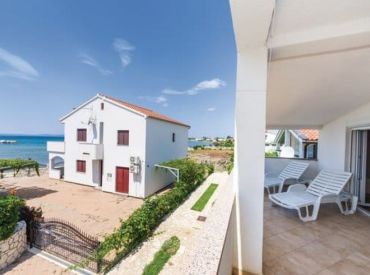 Predaj dom s dvoma apartmánmi druhý rad od mora, Chorvátsko- Privlaka