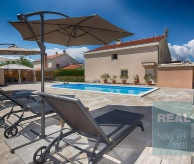 Ponúkame na predaj krásny rodinný dom s výhľadom na more a bazénom v Kožino pri Zadare.