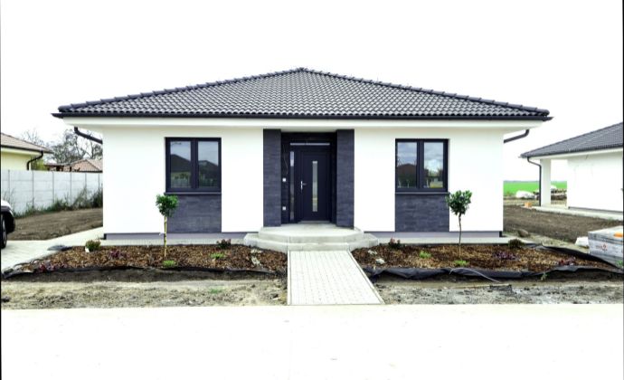 Výnimočný a priestranný 4-izbový bungalov, pozemok 740 m2, záhradný domček, pivnica, Horná Potôň