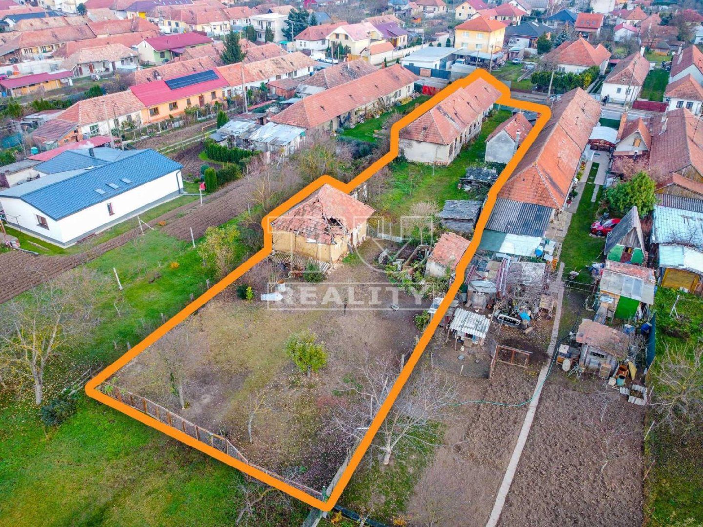 Na predaj starší dom na krásnom pozemku JELŠOVCE okr. Nitra 1370 m2.