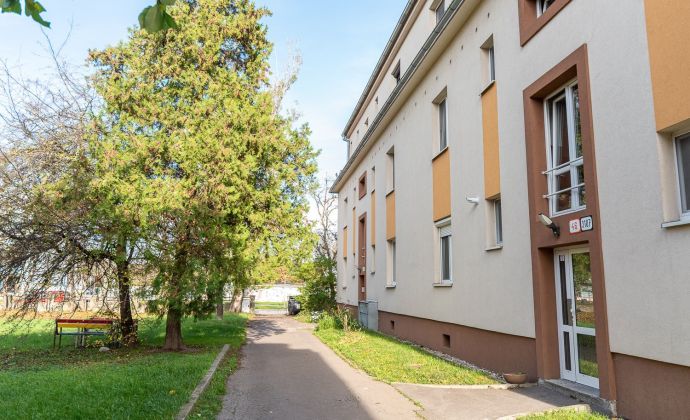 Priestranný 2-izbový byt s výmerou 60 m2, pivnica 11 m2, tehlový bytový dom, Odborárska ul., Bratislava III