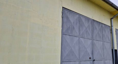 PRENÁJOM - skladový priestor s veľkou garážovou bránou v Komárne