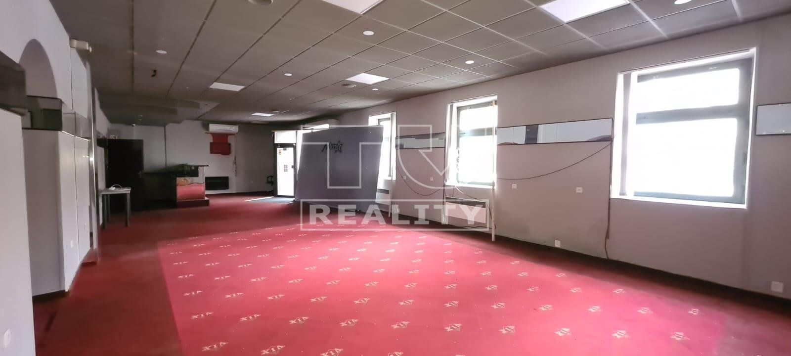 Prenájom obchodných priestorov v centre Banskej Bystrice - 180 m2