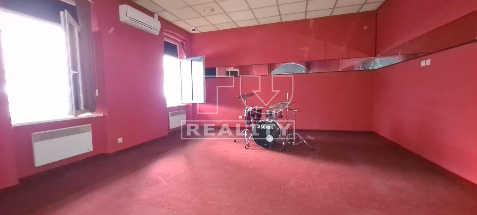 Prenájom obchodných priestorov v centre Banskej Bystrice - 180 m2