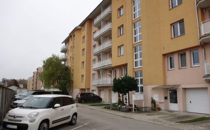 Priestranný 1-izbový byt 43 m2 + balkón 3 m2 + vlastné parkovanie na Bavlnárskej ul. v Trenčíne