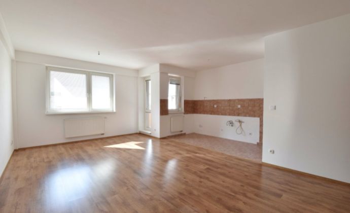 Veľký 3 izbový byt s balkónom a garážou, Záhorská Bystrica
