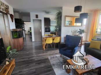 EMKA-real: Priestranný 3-izbový byt s dvomi balkómni na sídl. Muškát
