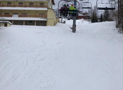 Ponúkame Vám na predaj apartmán v chate Čučoriedka priamo na zjazdovke. V krásnej lokalite Veľká rača