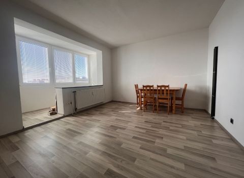 Predaj- slnečný,  čiastočne zrekonštruovaný 3-izb. byt s pekným výhľadom (70,64 m2 vrátane pivnice + loggia 5,20 m2), ul. Rovniankova, BA V- Petržalka