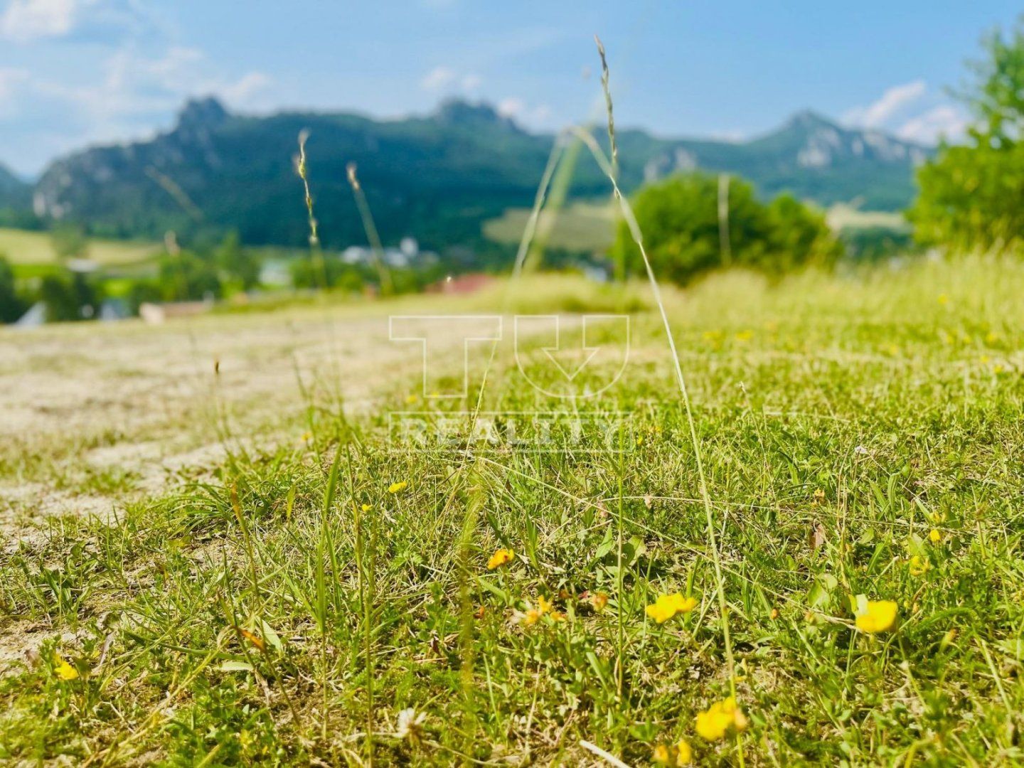 Súľov-Hradná - Lukratívny pozemok s úžasným výhľadom o rozlohe 1388 m2