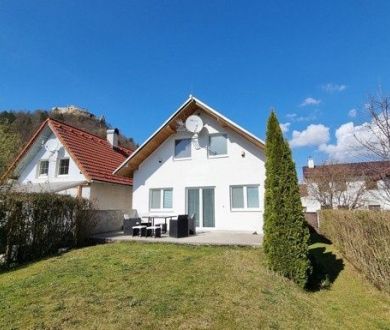 REZERVOVANÝ-Exkluzívne u nás! Ponúkame na predaj rodinný dom nachádzajúci sa priamo pod hradom v Považskom Podhradí.