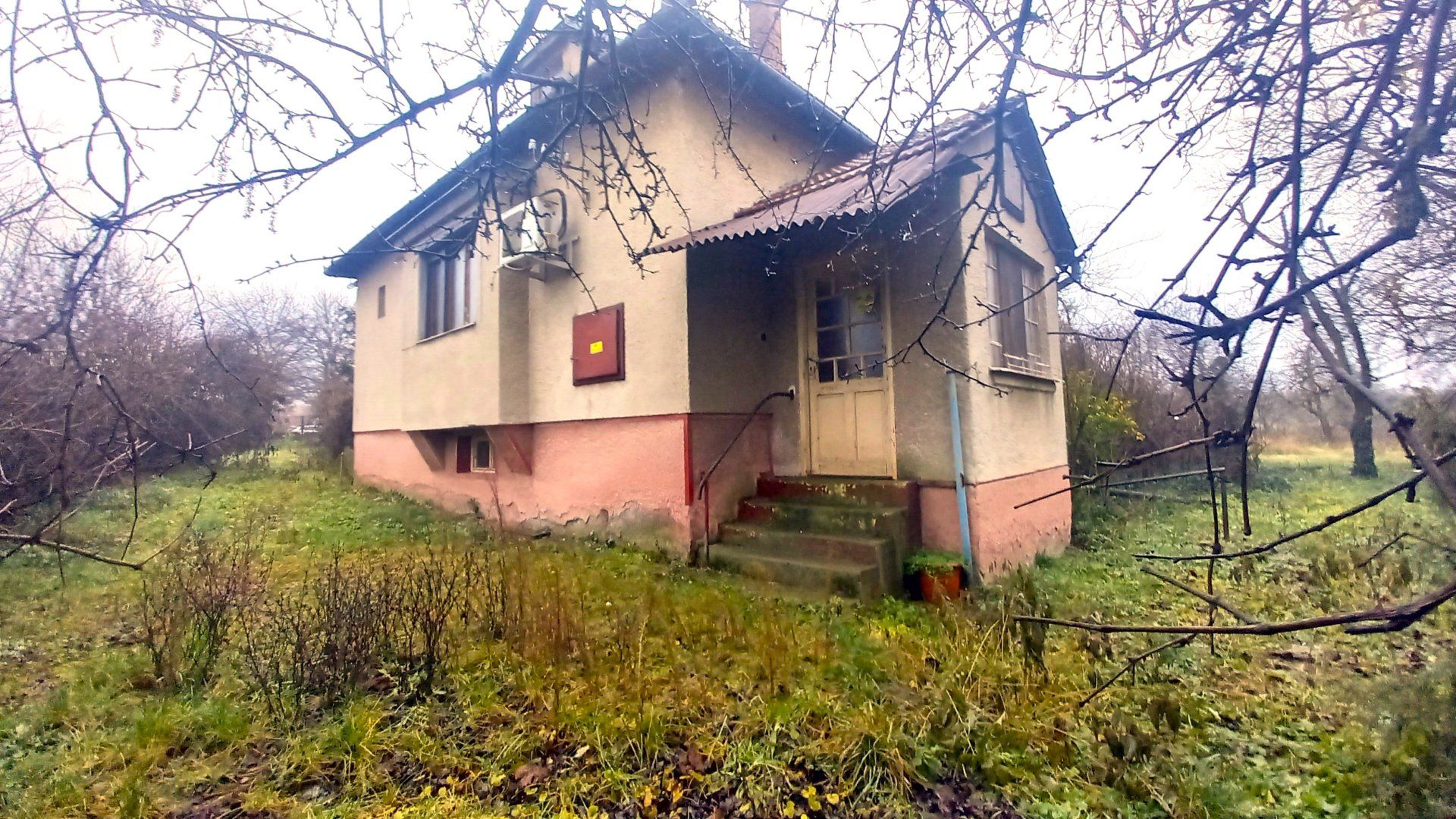 PODPIVNIČENÝ RODINNÝ DOM S VEĽKÝM POZEMKOM - 5189M2 - HONTIANSKE TESÁRE - DVORNÍKY