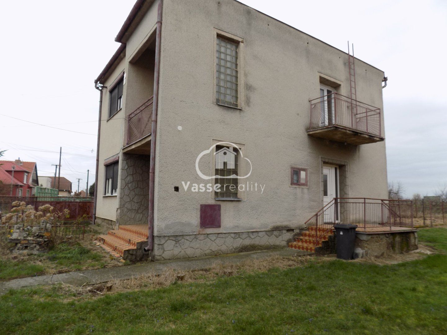 Nová cena !Na predaj poschodový dom v Tvrdošovciach s krásnym pozemkom 1900m2 s vizualizáciou izieb .