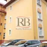 Na predaj priestranný 2-izbový byt na Brnianskej ulici v Starom Meste