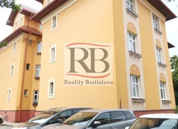 Na predaj priestranný 2-izbový byt na Brnianskej ulici v Starom Meste