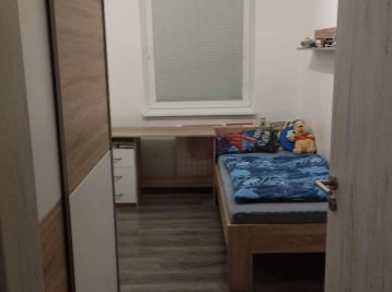 NOVÁ CENA/ Zrekonštruovaný 3 izbový byt 63 m2 s loggiou. pivnicou v Bánovciach - Dubnička