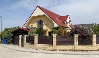 REZERVOVANÉ - Na predaj NADŠTANDARD 5 izbový rodinný dom Kvetoslavov s jazierkom