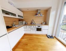 VILLA RUSTICA – Na predaj priestranný, 3i byt, výborná lokalita, ulica Martina Granca, DÚBRAVKA.