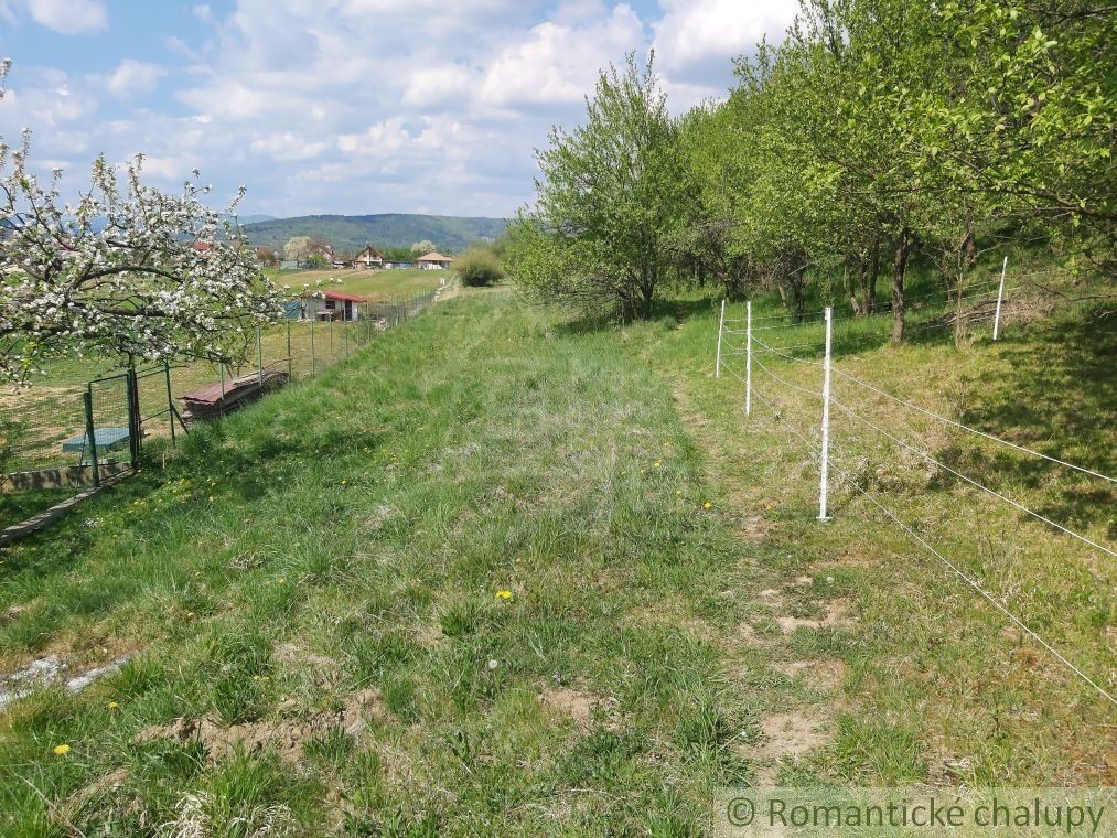 Stavebný pozemok v prírodnom prostredí nad obcou Dolné Kočkovce na predaj