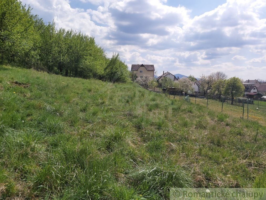 Stavebný pozemok v prírodnom prostredí nad obcou Dolné Kočkovce na predaj