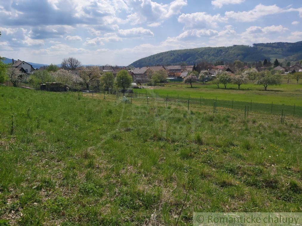 Stavebný pozemok v prírodnom prostredí nad obcou Dolné Kočkovce na predaj