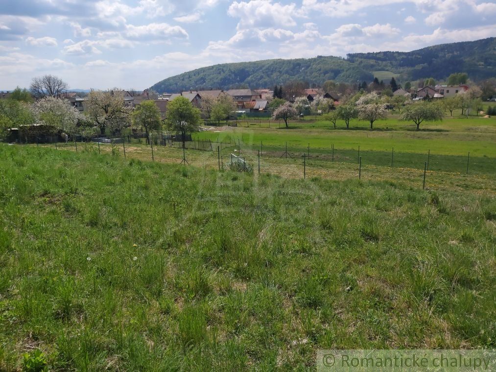 Stavebný pozemok v prírodnom prostredí nad obcou Dolné Kočkovce na predaj