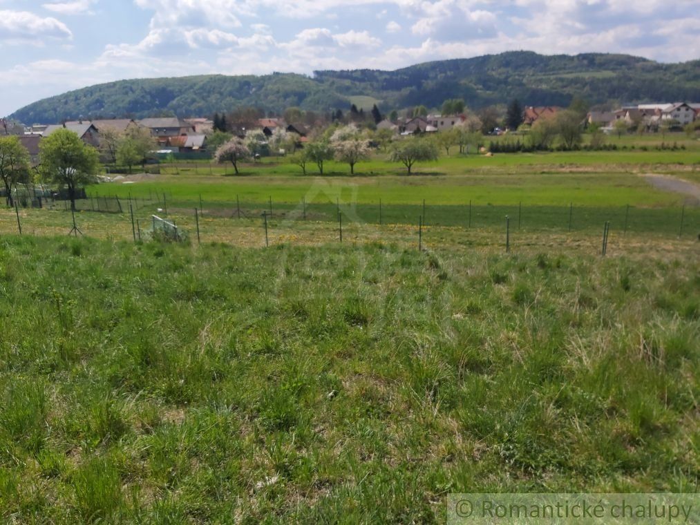 Stavebný pozemok v prírodnom prostredí nad obcou Dolné Kočkovce na predaj