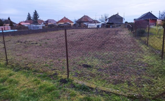 Slnečný stavebný pozemok v obci Tvrdošovce.