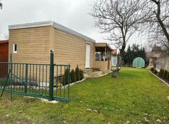 Pekná záhrada so zariadenou chatkou s ovocnými stromami pre Váš víkendový relax !