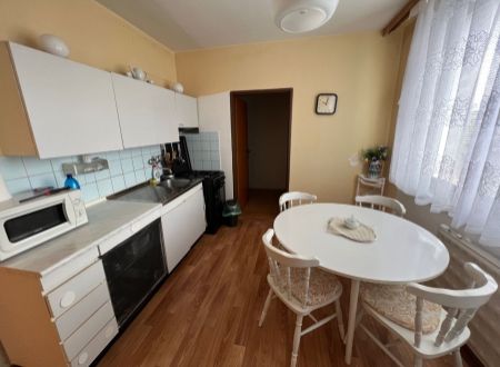 Zachovalý 3 izbový byt s balkónom Topoľčany / VYPLATENA ZALOHA