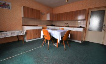 5 izbový, nadčasový rodinný dom s pozemkom o výmere 1450m2 nachádzajúci sa na tichej ulici v obci Haláčovce