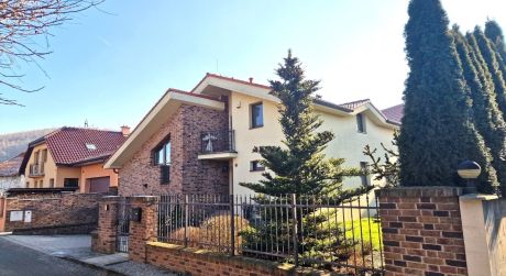 Exkluzívne na predaj rodinný dom, 5 izbový, dvoj garáž, bazén, 598 m2, Trenčín, Kubrá
