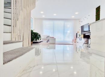 GODDESS PROPERTY  - exkluzívne novostavba na PREDAJ - 4 izbový dom 100 m2 s terasou a 2x parkovacím státím, Slovenský Grob - Malý Raj