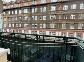 Priestranný 2 izbový byt s balkónom na Tobruckej ulici v blízkosti Šafárikovho námestia