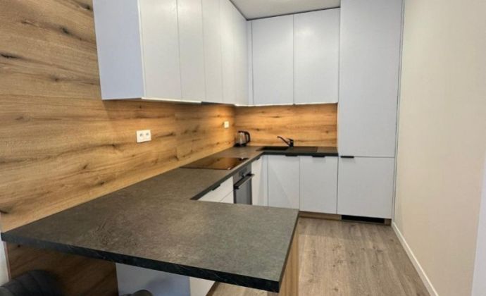 Na prenájom úplne nový krásny 2 izbový byt na novej časti ulice Halalovka, s vlastným parkovacím miestom