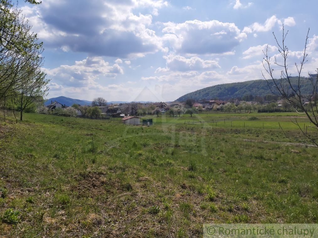 Pozemky v prírodnom prostredí na okraji obce Dolné Kočkovce na predaj