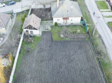 RD v Trsticiach s veľkým potenciálom, garážou, veľkorysým pozemkom (11,3 á) ideálneho tvaru  na skok od centra obce.