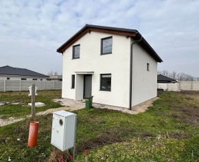 Novostavba rodinného domu s nízkymi mesačnými nákladmi v obci Jahodná