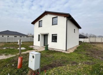 SKVELÁ CENA ! Novostavba rodinného domu s nízkymi mesačnými nákladmi v obci Jahodná