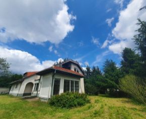 Rodinná vila na priestrannom pozemku obklopená lesom v obci Tvrdošovce