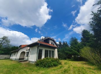 Rodinná vila na priestrannom pozemku obklopená lesom v obci Tvrdošovce